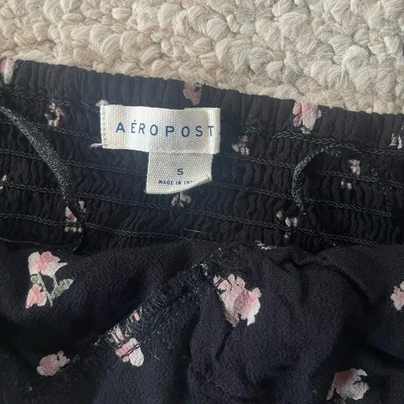 Black Floral Cropped Tank Top - Picture 2 of 3